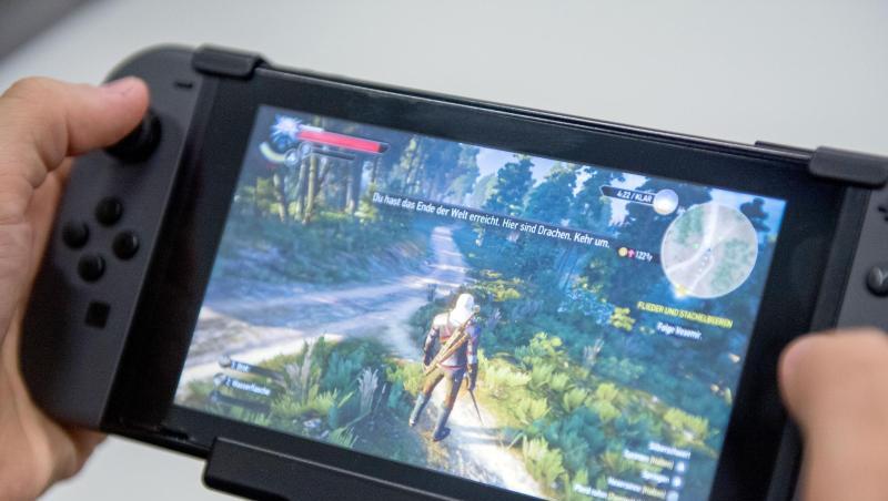 Nintendo verkaufte im vergangenen Quartal rund 3,3 Millionen ihrer Switch-Spielekonsolen - ein Drittel mehr als ein Jahr zuvor. Nintendo verkaufte im vergangenen Quartal rund 3,3 Millionen ihrer Switch-Spielekonsolen - ein Drittel mehr als ein Jahr zuvor.