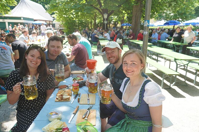 Stacey, James, Dean (v.l.) und Thea bei Sonne mit Brotzeit und Bier am Chinaturm. Allen Grund zur Freude hat Thea, denn in einer Woche wird sie Dean heiraten. Gefeiert wird das Ereignis schon vorher.