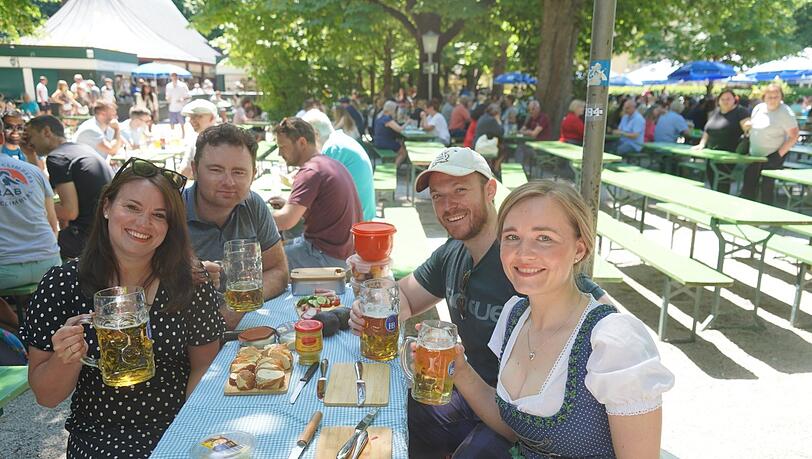 Stacey, James, Dean (v.l.) und Thea bei Sonne mit Brotzeit und Bier am Chinaturm. Allen Grund zur Freude hat Thea, denn in einer Woche wird sie Dean heiraten. Gefeiert wird das Ereignis schon vorher. Stacey, James, Dean (v.l.) und Thea bei Sonne mit Brotzeit und Bier am Chinaturm. Allen Grund zur Freude hat Thea, denn in einer Woche wird sie Dean heiraten. Gefeiert wird das Ereignis schon vorher.