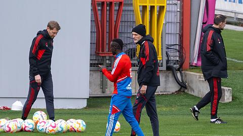Trainer Thomas Tuchel (2.v.r.) und Sadio Mané beim Training in München.