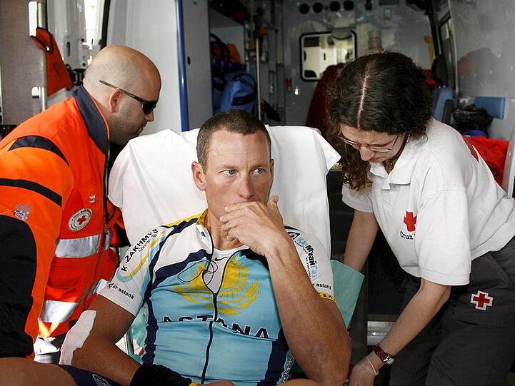 Die Schulter hängt tiefer: lance Armstrong nach seinem Sturz.