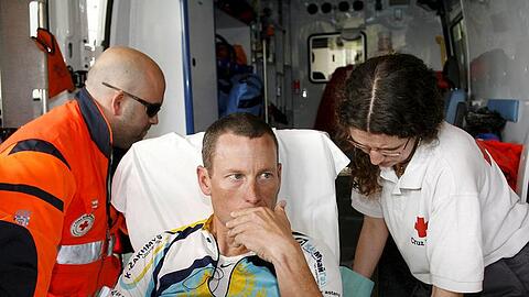 Die Schulter hängt tiefer: lance Armstrong nach seinem Sturz.