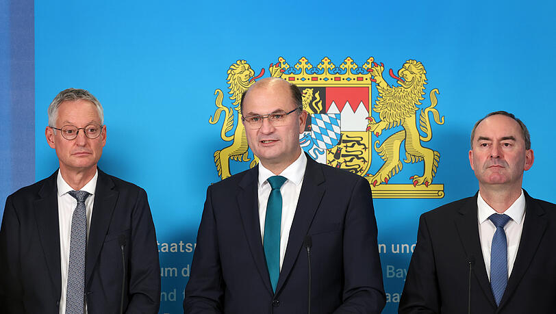 Markus Pannermayr (l-r), Vorsitzender des Bayerischen Städtetags, Albert Füracker (CSU), Finanzminister von Bayern, und Hubert Aiwanger (Freie Wähler), bayerischer Wirtschaftsminister, stehen im bayerischen Finanzministerium bei einer Pressekonferenz nach einem Spitzengespräch zum kommunalen Finanzausgleich. Markus Pannermayr (l-r), Vorsitzender des Bayerischen Städtetags, Albert Füracker (CSU), Finanzminister von Bayern, und Hubert Aiwanger (Freie Wähler), bayerischer Wirtschaftsminister, stehen im bayerischen Finanzministerium bei einer Pressekonferenz nach einem Spitzengespräch zum kommunalen Finanzausgleich.