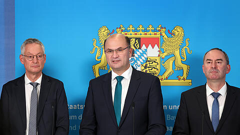 Markus Pannermayr (l-r), Vorsitzender des Bayerischen Städtetags, Albert Füracker (CSU), Finanzminister von Bayern, und Hubert Aiwanger (Freie Wähler), bayerischer Wirtschaftsminister, stehen im bayerischen Finanzministerium bei einer Pressekonferenz nach einem Spitzengespräch zum kommunalen Finanzausgleich.