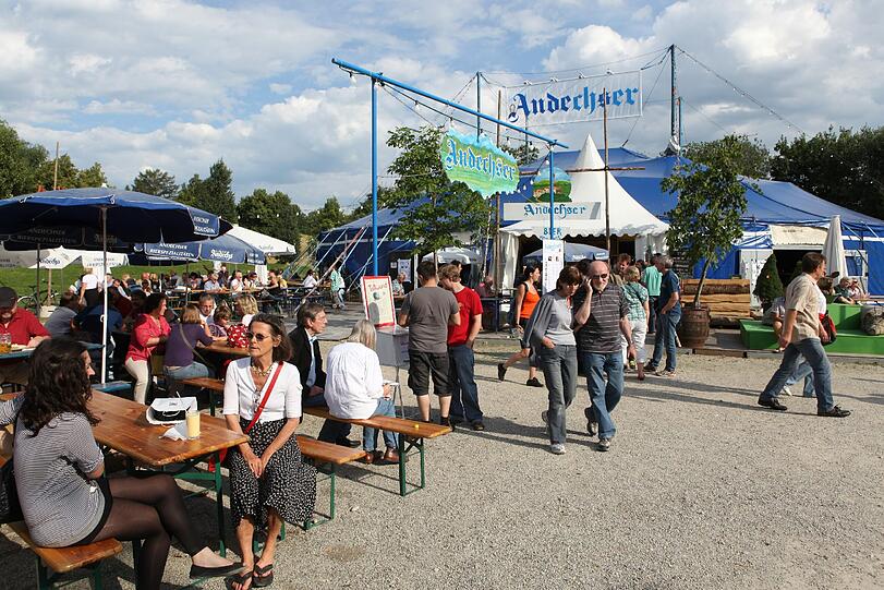 Münchens beliebtes Sommerfestival läuft wieder. Am Mittwoch wurde das Tollwood 2011 eröffnet. Impressionen von Tag 1.