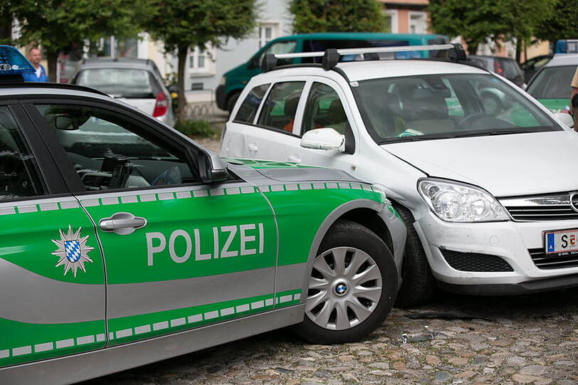 Eine halbe Stunde jagte die Polizei dem Einbrecher im Landkreis Traunstein hinterher. Erst in Tittmoning wurde er gestoppt. Die Bilder.