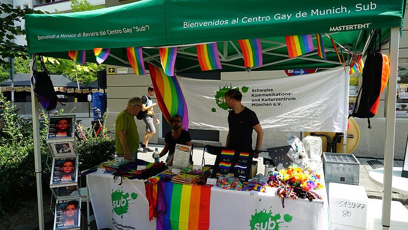 Laut, bunt und vor allem schwul: Das Hans-Sachs-Straßenfest zieht knapp 10.000 Menschen aus München und der queeren Szene an.