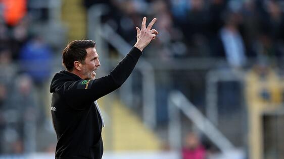 Herzlichen Glückwunsch zum Klassenerhalt - oder doch nicht? Löwen-Coach Glöckner will noch einen Sieg, um "safe" zu sein.