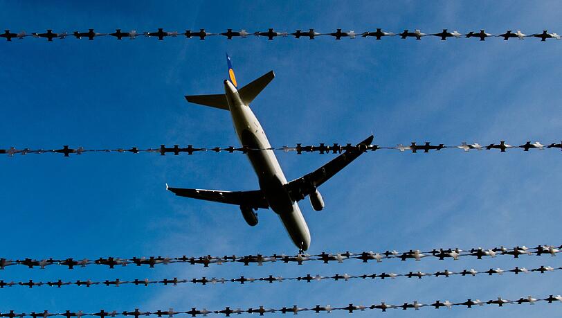 In politischen Debatten ist immer wieder von der Trendwende in der Zuwanderung die Rede. In Bayern zeigt die Statistik f&uuml;r 2025, dass mehr Menschen den Freistaat verlassen haben als neue Asylbewerber angekommen sind. (Illustration)