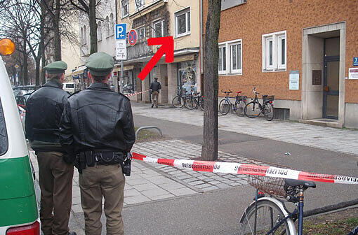 Tatort Schwabing: Eine Frau hat in Schwabing offenbar wahllos auf Passanten eingestochen. Die Bilder vom Tatort und der Spurensicherung