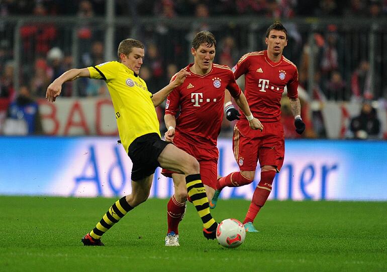 BASTIAN SCHWEINSTEIGER: Note 4. Trug einen roten &bdquo;Liebestöter&ldquo; gegen die Kälte, wie sonst nur der verfrorene Arjen Robben. Ansonsten eher blass und mit ungewohnt vielen Fehlpässen.