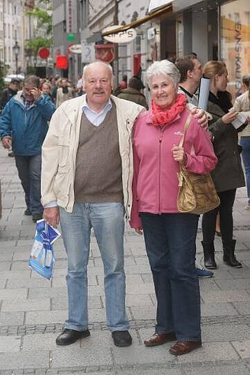 Ingrid Schreiner (75): Mein Mann und ich, wir sind beide echte Münchner. Ich trage ganz gern sportliche Kleidung, Ich mag gerne Farbe. Fleecejacke und Tuch in pink geben mir etwas Pep. Und Jeans, die sitzen einfach sehr bequem. Theo Schreiner (75): Frauen wissen meistens besser, wie man sich gut kleidet. Wenn ich mal selbst auswähle, dann heißt es gleich: Was hast du denn an? Ich stimme mich da mit meiner Frau ab.