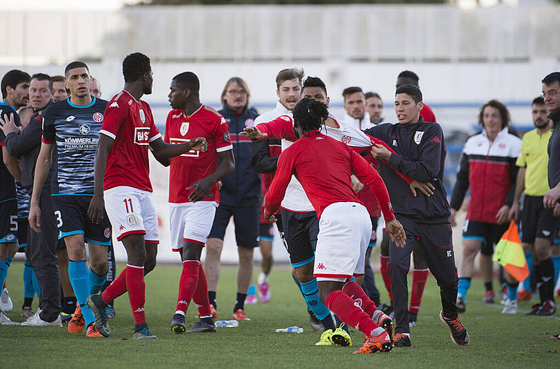 Handgemenge zwischen Akteuren vom FSV Mainz 05 und Standard Lüttich - die Bilder.
