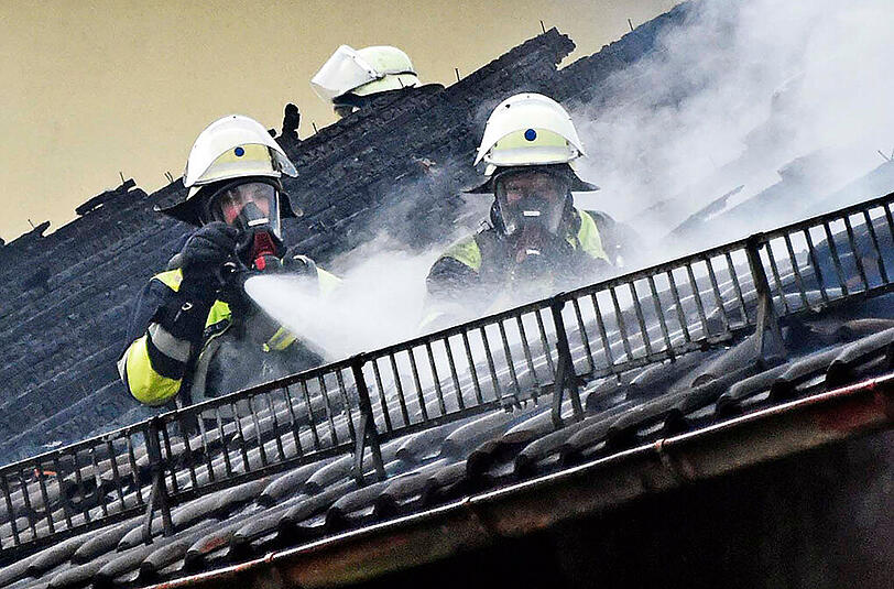 Feuer in einem Rosenheimer Mehrfamilienhaus. Die Bilder vom dramatischen Einsatz.