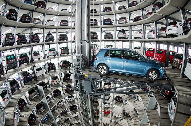 VW-Neuwagen in den Autotürmen der Autostadt in Wolfsburg. Foto: Julian Stratenschulte/Archiv