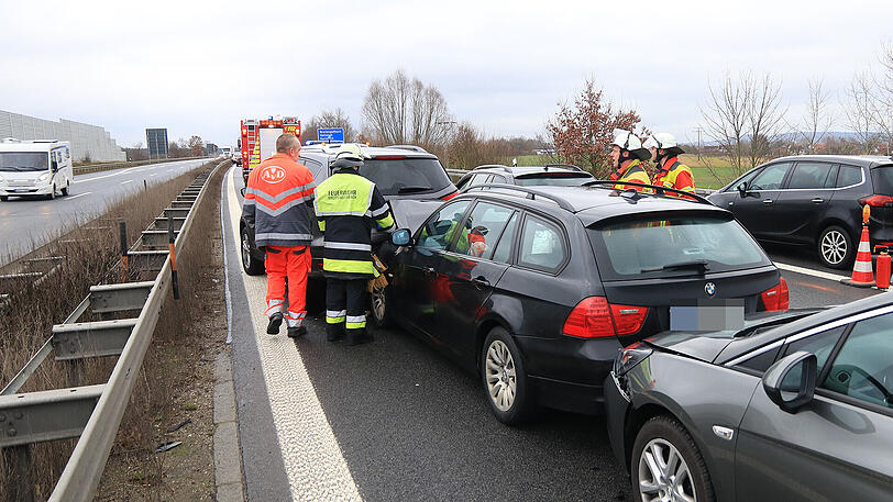 Bei der Massenkarambolage auf der A73 verletzten sich 18 Personen. Die Bilder von der Unfallstelle bei Breitengüßbach zum Durchklicken.