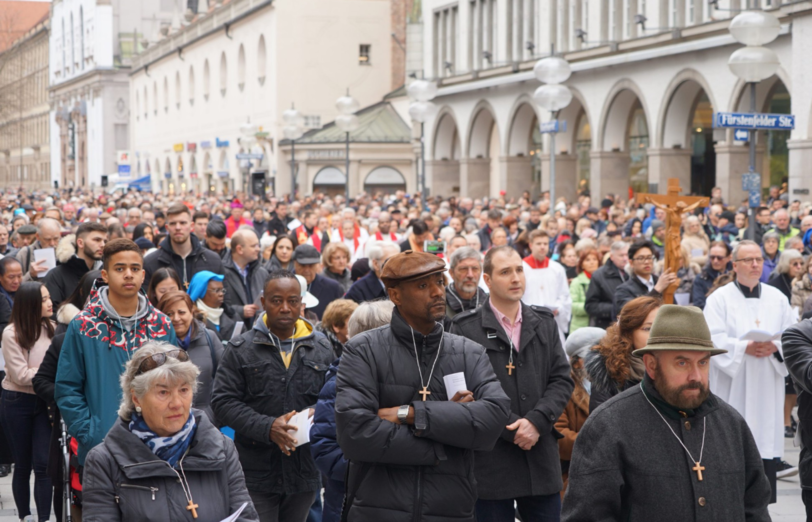 Tausende Münchner nahmen an der jährlichen Karfreitagsprozession durch die Münchner Innenstadt teil.