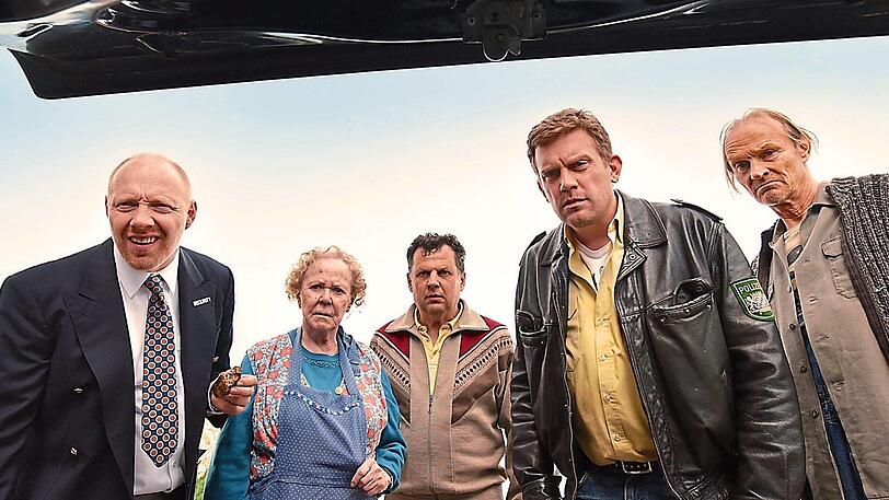 Was ist jetz' des? Rudi (Simon Schwarz), Oma Eberhofer (Enzi Fuchs), Leopold (Gerhard Wittmann), Franz Eberhofer (Sebastian Bezzel) und sein Vater (Eisi Gulp) entdecken eine Leiche im Kofferraum.