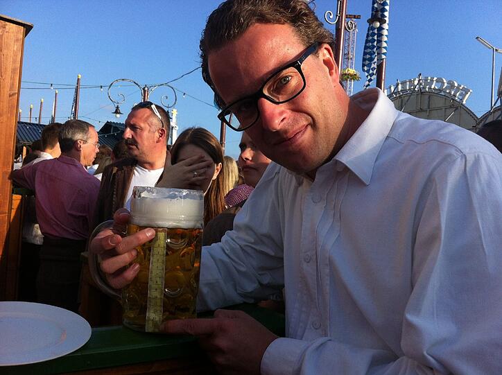 ... testet hier im Biergarten vor dem Augustiner Zelt der Alex. 14,5 Zentimeter, passt! Und noch einer findet sich hier wieder...