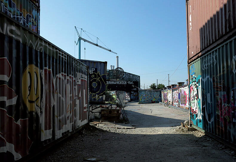 Nachtleben im Container: der Bahnwärter Thiel.