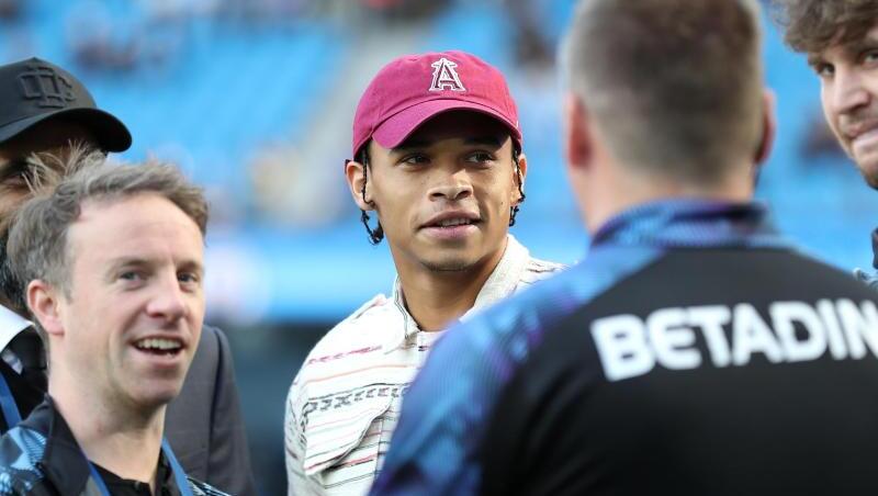 Manchester Citys verletzter Leroy Sané (M) steht am Spielfeldrand. Foto: Martin Rickett/PA Wire Manchester Citys verletzter Leroy Sané (M) steht am Spielfeldrand. Foto: Martin Rickett/PA Wire