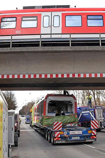 Am Samstag ist das Wrack des südlichen Triebkopfes auf einen Spezial-Tieflader verladen und über die B 11 und durch München zur Firma Schmidbauer nach Gräfelfing transportiert worden.