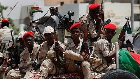 Soldaten der paramilitärischen Rapid Support Forces, die von General Hamdan Dagalo, dem stellvertretenden Chefs des militärischen Übergangsrates im Sudan, geführt werden.