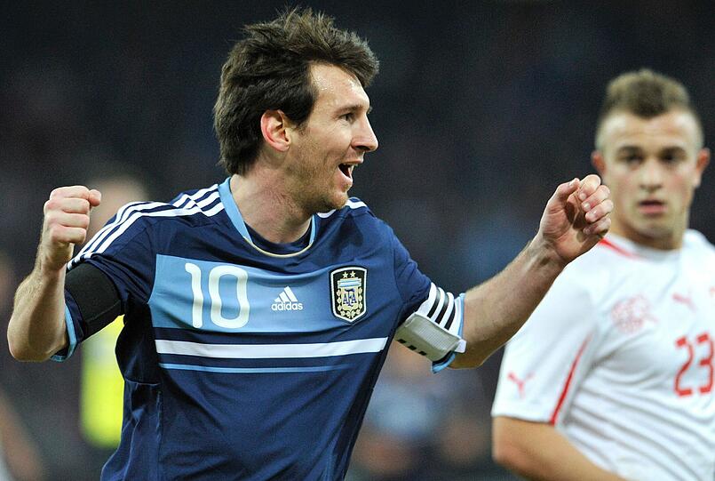 ... von seinem großen Vorbild "Leo" Messi, mit dem Shaqiri in seiner Heimat oftmals verglichen wird, ist der Youngster aus Basel allerdings noch weit entfernt - der Argentinier entschied das Spiel mit seinen drei Treffern praktisch im Alleingang für die "Gauchos".