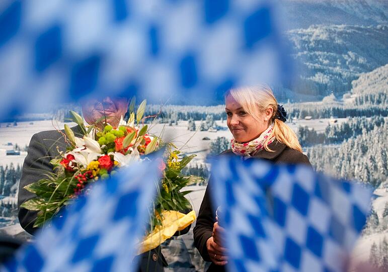 Über 5000 Fans bereiten Biathlon-Legende Neuner in Wallgau einen großen Abschied. Der schönste Wanderweg der Region wird nach ihr benannt. &bdquo;Eine Riesenehre, ich bin sprachlos&ldquo;. Die AZ zeigt die Bilder von Lenas Triumphzug durch Wallgau.
