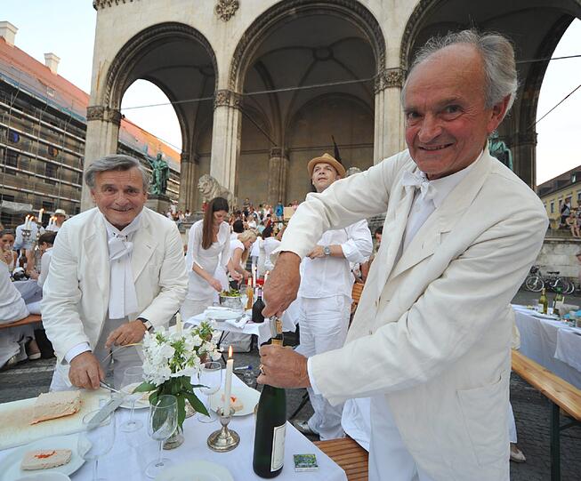 Feiner Flashmob: Rund 500 weiß gekleidete Menschen haben sich am Donnerstagabend am Münchner Odeonsplatz spontan zu einem Abendessen unter freiem Himmel getroffen - Sehen Sie hier die besten Bilder...