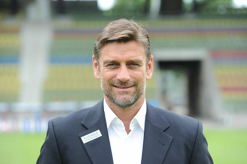 ... Oliver Kreuzer, der als Aktiver beim KSC, bei FC Bayern und FC Basel spielte. Momentan ist er Sportdirektor beim KSC.