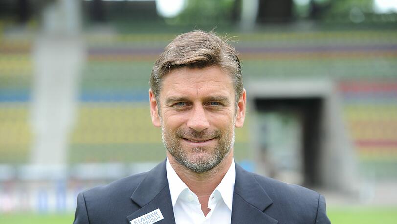 ... Oliver Kreuzer, der als Aktiver beim KSC, bei FC Bayern und FC Basel spielte. Momentan ist er Sportdirektor beim KSC. ... Oliver Kreuzer, der als Aktiver beim KSC, bei FC Bayern und FC Basel spielte. Momentan ist er Sportdirektor beim KSC.