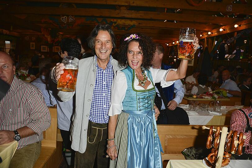 Karin Müller-Wohlfahrt feiert ausgelassen mit Ehemann Hans-Wilhelm Müller-Wohlfahrt im Schützenzelt.