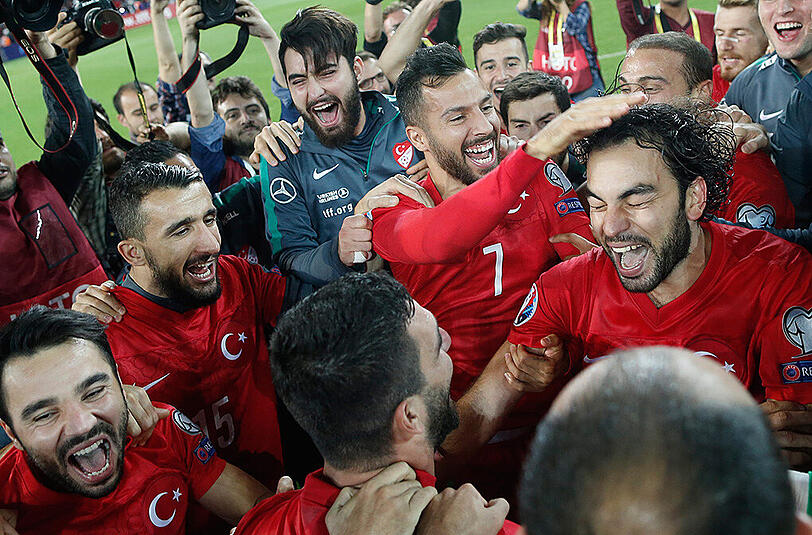 Außer Rand und Band: Die türkischen Nationalspieler nach dem 1:0 gegen Island.