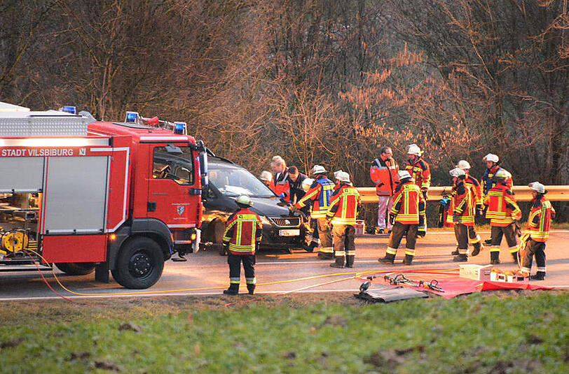 Bilder vom Verkehrsunfall bei Vilsbiburg: Der Mann fuhr mit seinem Auto in eine Leitplanke und wurde in seinem Wagen eingeklemmt.