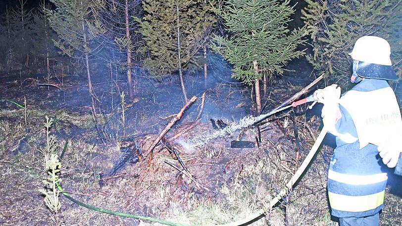 Die Einsatzkräfte hatten anfangs Schwierigkeiten, die genaue Brandstelle zu finden.