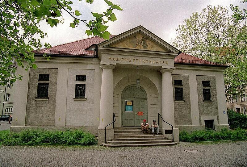 Beim Tag der offenen Tür warten kurze Vorführungen auf die Besucher. Außerdem kann man sich selbst als Puppenspieler ausprobieren und hinter die Kulissen kucken.