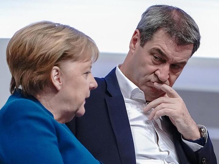 Bundeskanzlerin Merkel spricht mit Markus Söder 2019 beim 32. CDU-Bundesparteitag.