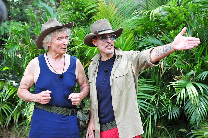 Chris Töpperwien und Peter Orloff freuen sich über die erspielten Lieblingsgetränke.