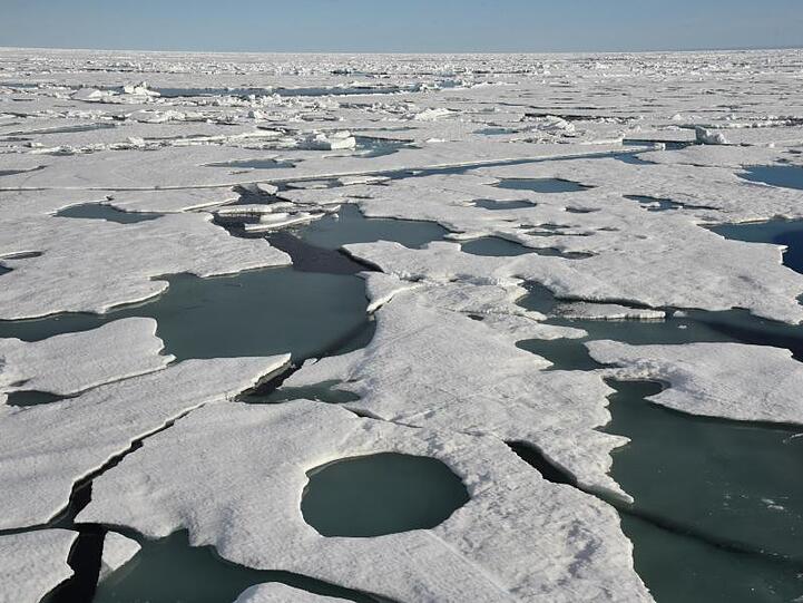 Eisschollen treiben auf dem Arktischen Ozean am Nordpol. Foto: picture alliance / dpa /Archivbild