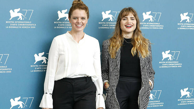 Julia von Heinz und Mala Emde auf der Biennale.