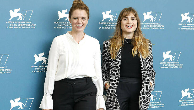 Julia von Heinz und Mala Emde auf der Biennale. Julia von Heinz und Mala Emde auf der Biennale.