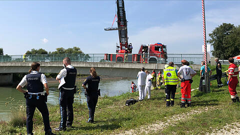 Die Feuerwehr zog die Leiche an Land.