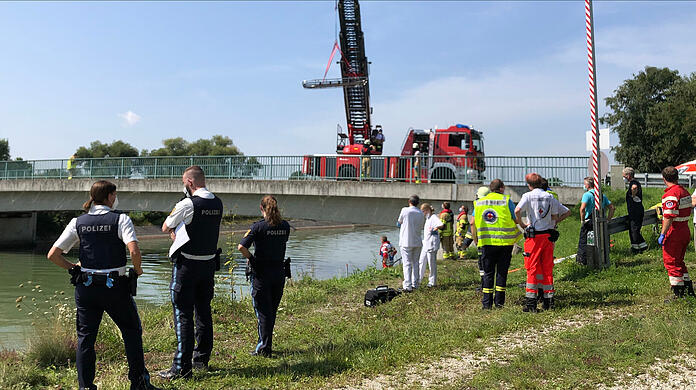 Die Feuerwehr zog die Leiche an Land.
