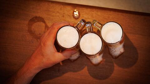 Insgesamt 212.000 Menschen waren 2023 in Bayern wegen Alkoholsucht in ärztlicher Behandlung. (Symbolbild)