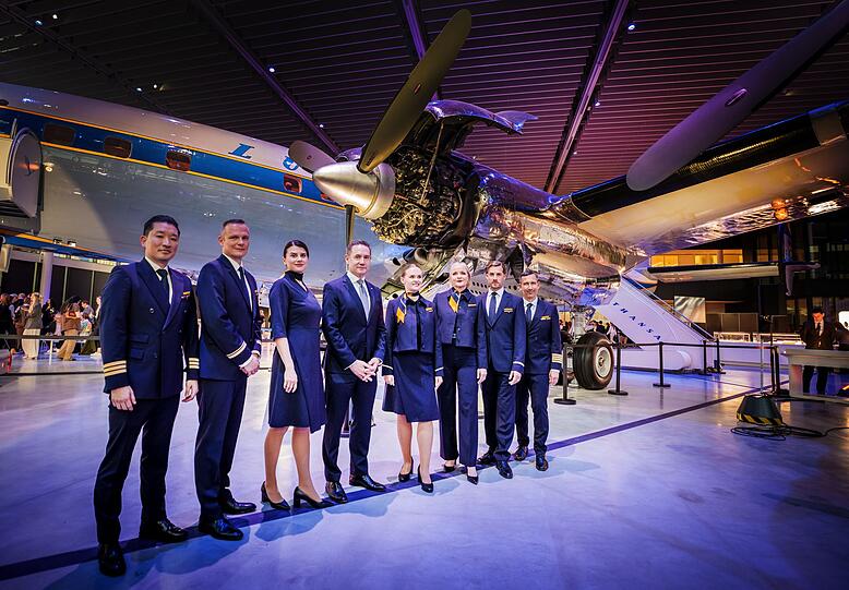 Neue Kleidung f&uuml;r 33.000 uniformtragende Lufthanseatinnen und Lufthanseaten.