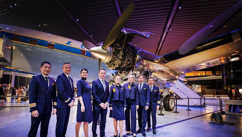 Neue Kleidung f&uuml;r 33.000 uniformtragende Lufthanseatinnen und Lufthanseaten.