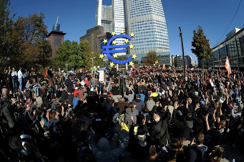Friedlich verliefen die Proteste in Deutschland wie hier in Frankfurt am Main...