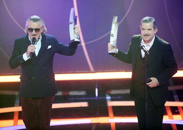 Die Schweizer Pop-Musiker Dieter Meier (l) und Boris Blank alias Yello freuen sich über die Auszeichnung in der Kategorie "Lebenswerk".