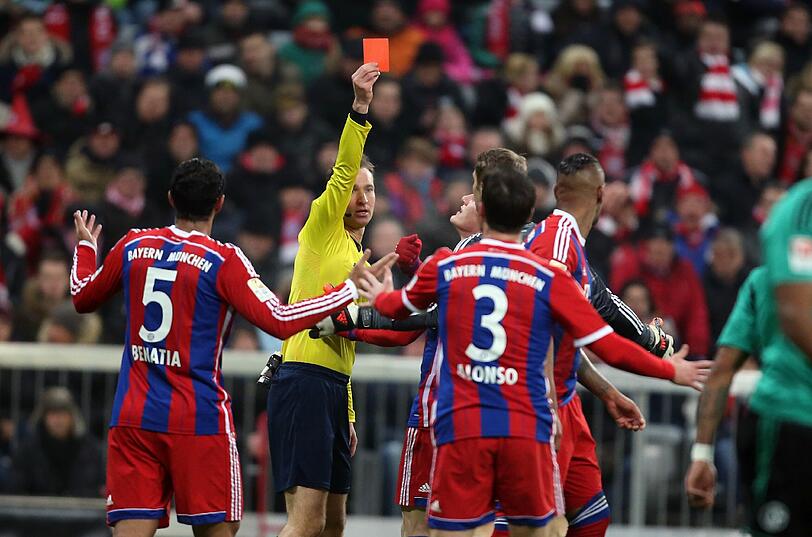 JEROME BOATENG - NOTE 6:
Holte Sydney Sam nach 17 Minuten im Strafraum von den Beinen, verursachte damit einen Elfer und sah dafür Rot. Kurzer Arbeitstag.